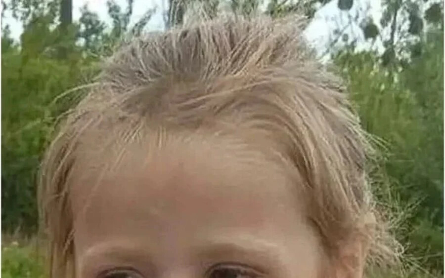 Eva 6 éves, és a leírás szerint világos, vállig érő haja és barna szeme van.