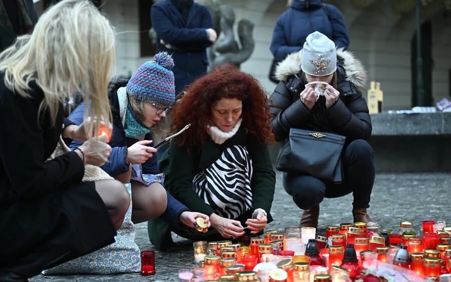 Mécsesekkel emlékeznek a prágai lövöldözés halálos áldozataira