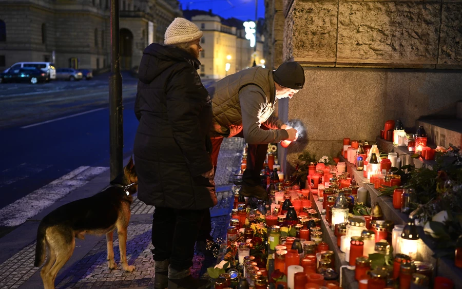 Nemzeti gyásznapot tartanak ma Csehországban a merénylet áldozataiért (FOTÓK)