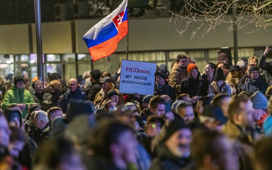 Több ezren tüntetnek Pozsonyban a kormány politikája ellen