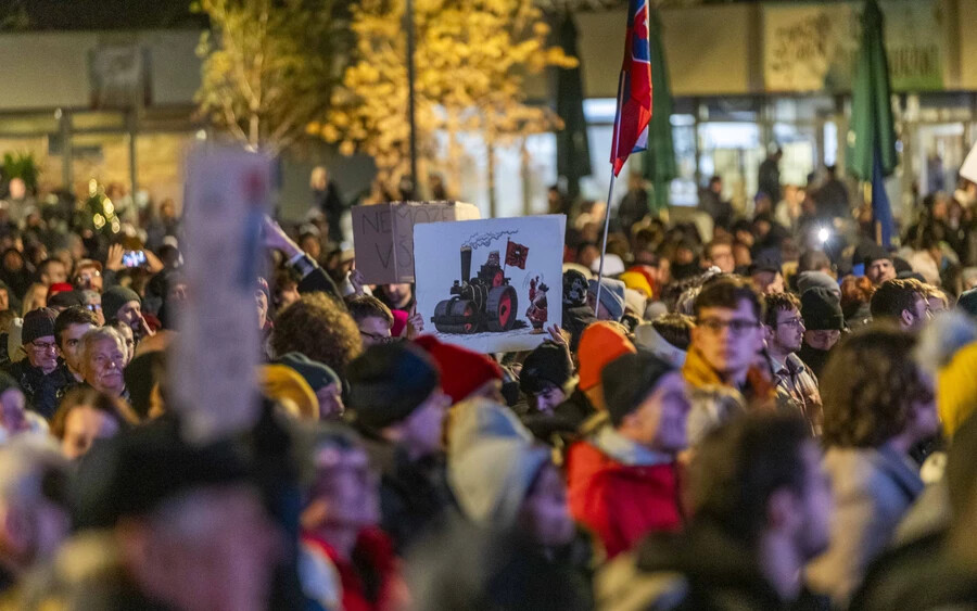 Több ezren tüntetnek Pozsonyban a kormány politikája ellen