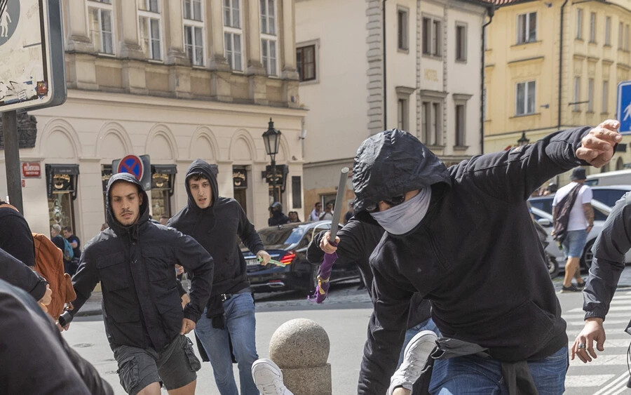 Nem a Covid miatt viselnek maszkot: az EKL-döntő előtt a Fiorentina huligánjai balhéztak Prágában