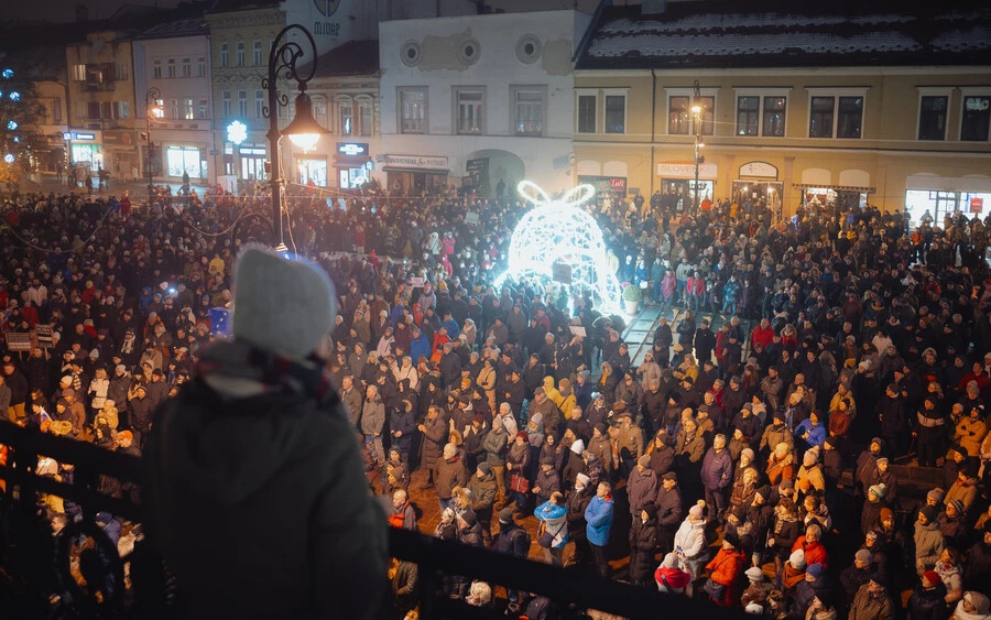 Legalább 3 ezer ember gyűlt össze a kassai sétányon Kedd este a Fico-kormány elleni tüntetésen