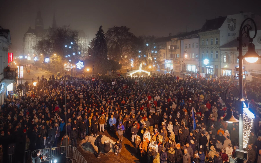 Legalább 3 ezer ember gyűlt össze a kassai sétányon Kedd este a Fico-kormány elleni tüntetésen