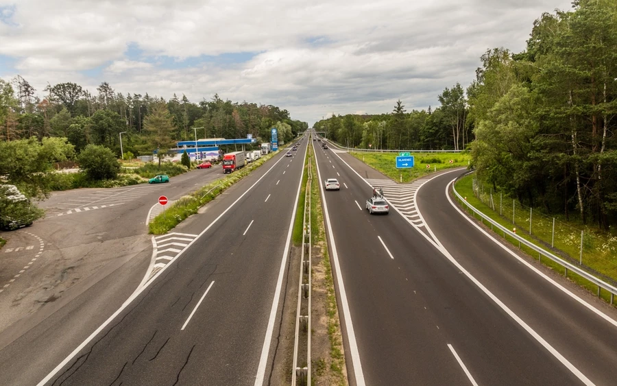 Az autósoknak a következő néhány évben hozzá kell szokniuk, hogy a szakaszon lassítaniuk kell, a Chotýčany alagút építése alatt a forgalmat mindkét irányban csak egy sávba terelik. A tervek szerint a munkálatok 2024-ben kezdődnének és 2031-ben fejeződnének be. Állítólag az államnak jelenleg nincs pénze ilyen építkezésre, így a projekt magánbefektetők kezébe kerül.