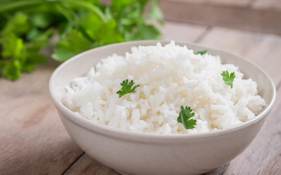 Az NHS (National Health Service) szerint még egy oka van annak, hogy miért ne tároljuk napokig a rizst. A főzés nélküli rizs minden fajtája tartalmazhatja a Bacillus cereus spóráit, egy olyan baktériumot, amely gyomor-bélrendszeri megbetegedést, például hányást vagy hasmenést okozhat. A spórák hőállóak, és főzéssel nem pusztulnak el. Az idő előrehaladtával pedig terjedni kezdenek, főleg a szobahőmérsékleten hagyott rizsben. 