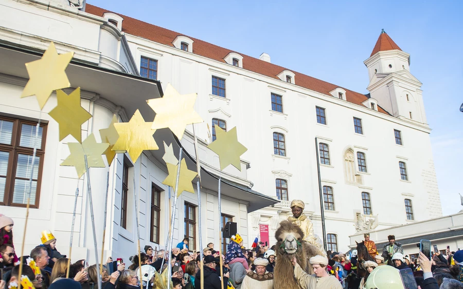 A körmenet a pozsonyi vár udvaráról indult. A lovakon és tevéken utazó napkeleti bölcsek útját kis csillagok vezették.