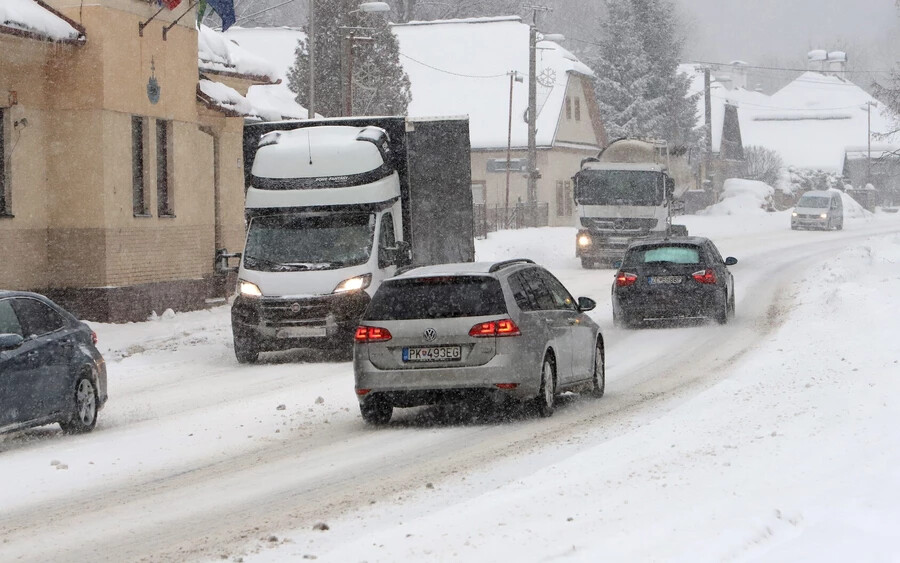 FOTÓK: Rendkívüli helyzetet hirdettek Szlovákiában a havazás miatt!