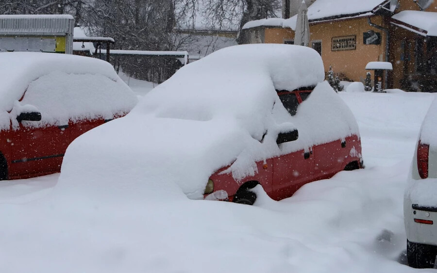 FOTÓK: Rendkívüli helyzetet hirdettek Szlovákiában a havazás miatt!