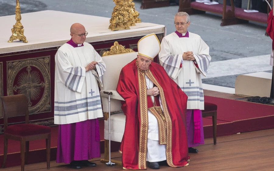 FOTÓK: Pápának kijáró ceremóniával vettek végső búcsút XVI. Benedektől