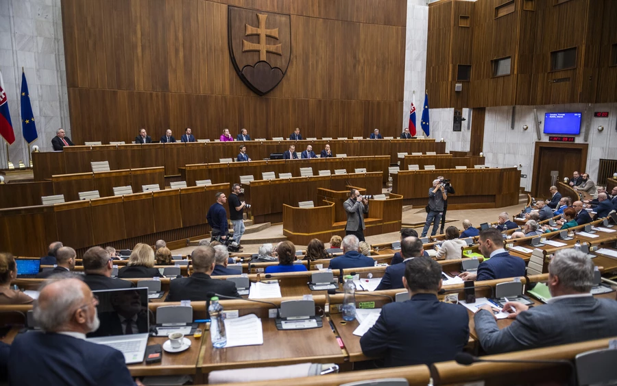 „Az OĽaNO politikai mozgalmunk finanszírozásával kapcsolatos saját tapasztalataink alapján tudjuk, hogy a politikai pártoknak nyújtott támogatás szükségtelenül nagyvonalú a politikai pártokkal szemben” – mondta Igor Matovič, az OĽaNO elnöke.