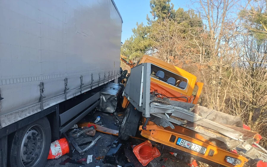 TRAGÉDIA: Kamion hajtott a közútkelezők teherautójába