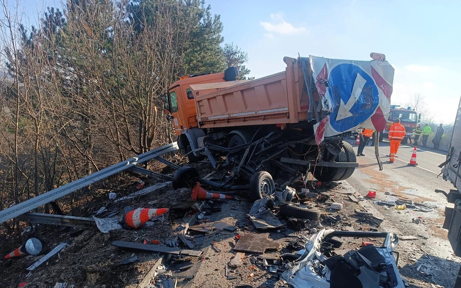 TRAGÉDIA: Kamion hajtott a közútkelezők teherautójába