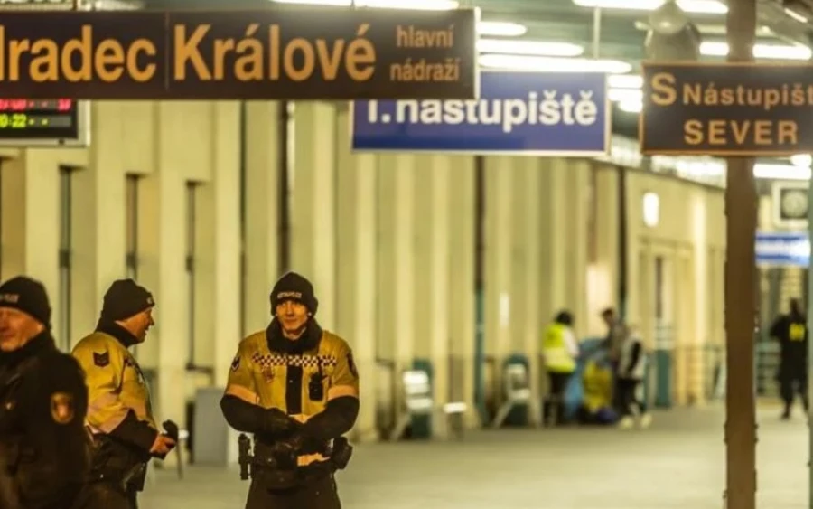 A fiú az információk szerint azonnal meghalt. Az állomáson tartózkodók arról beszéltek, hogy a veszekedés tárgya állítólag cigaretta vagy marihuána lehetett. Hivatalosan azonban még nem tudni, mi volt a gyilkosságot megelőző veszekedés oka.