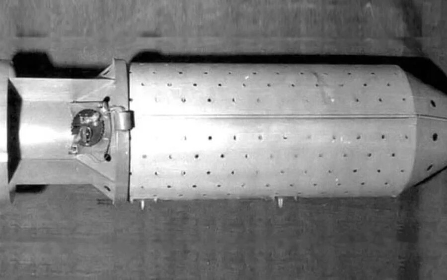 A denevérbomba egyfajta konténer volt, amelyben körülbelül 1100 denevér aludt téli álmot. A denevérek napalmmal töltött kis bombákat hordoztak, amelyek meghatározott időn belül felrobbantak.