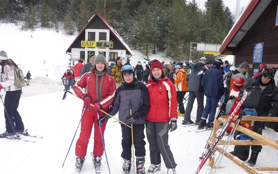 Családi síelés 2010-ben, Krinica, Lengyelország. „Szeretjük a téli sportokat és a mozgást. A kassai hegyekben is szívesen síelünk.” 