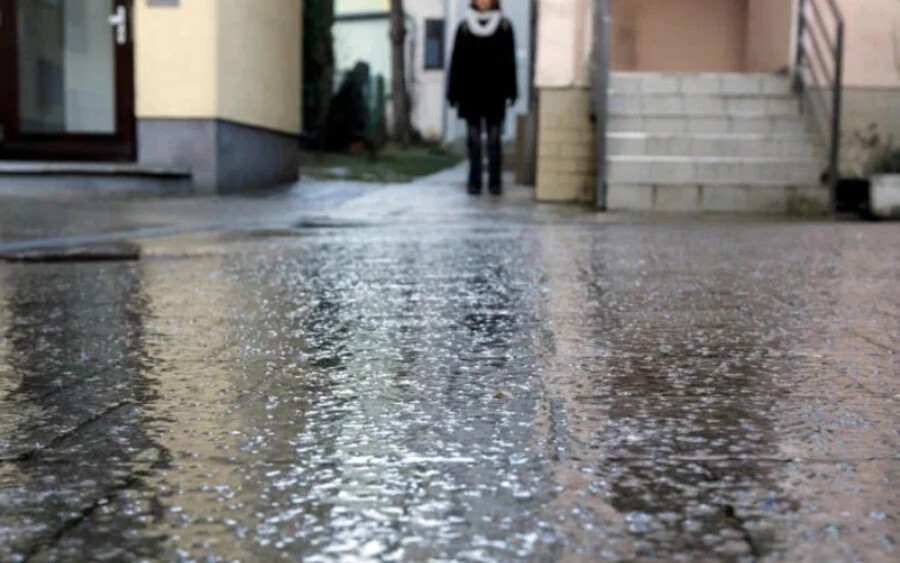 Ha megcsúszott és kárt szenvedett, akkor a saját baleset- vagy életbiztosítása alapján nyújthat be kártérítési igényt. Pénzt kaphat a baleset maradandó következményeiért, kórházi kezelésért, műtétért, csonttörésért vagy munkaképtelenségért. Bizonyos esetekben a járda karbantartásáért felelős önkormányzattól vagy várostól is lehet kártérítést követelni.