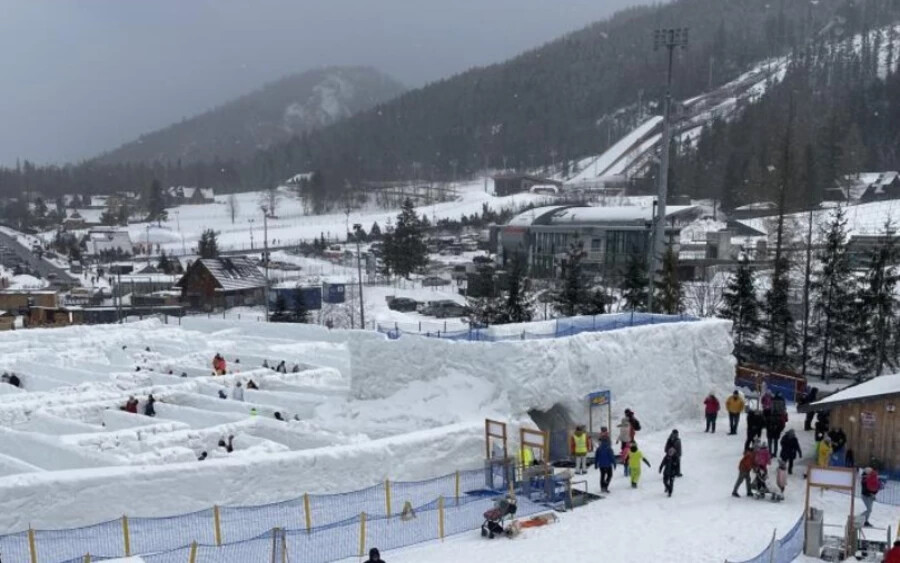 Zakopane városában, a Snowlandia komplexumban található a híres hólabirintus, határainktól mindössze 20 kilométerre.