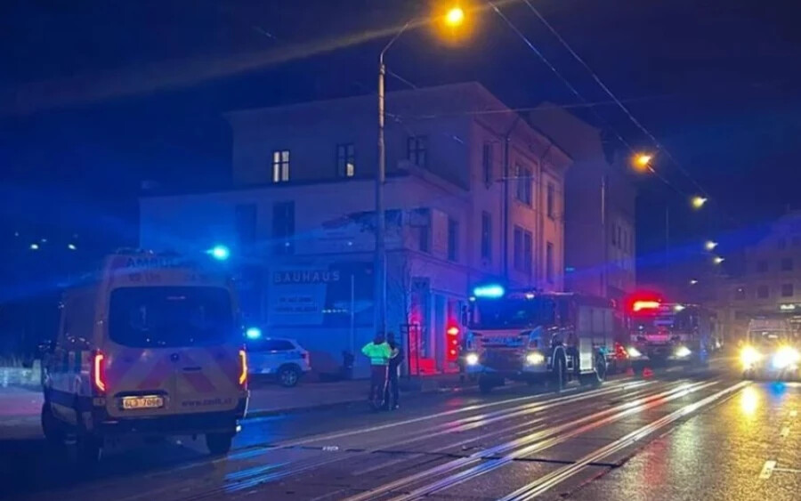 Az incidens hétfőn este 11 óra előtt történt – számolt be a TN.cz. A szemtanúk szerint az egyik vendég benzines kannával tért vissza a kocsmába, miután összeveszett egy pincérrel. A kannát ezt követően felgyújtotta és bedobta a kocsma épületébe.