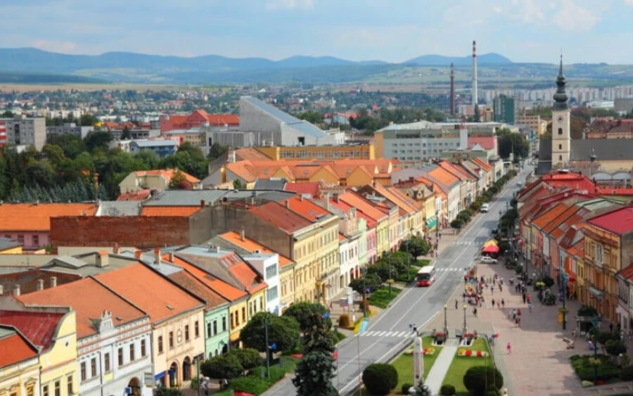 Eperjes: Az északkelet-szlovákiai nagyváros adóssága elérte a 31,7 millió eurót. Az arány a folyó bevételhez képest 36,9 százalék. Újtölgyes (Nová Dubnica): Adóssága 37,1 százalék, a város 3,2 millió euróval tartozott.