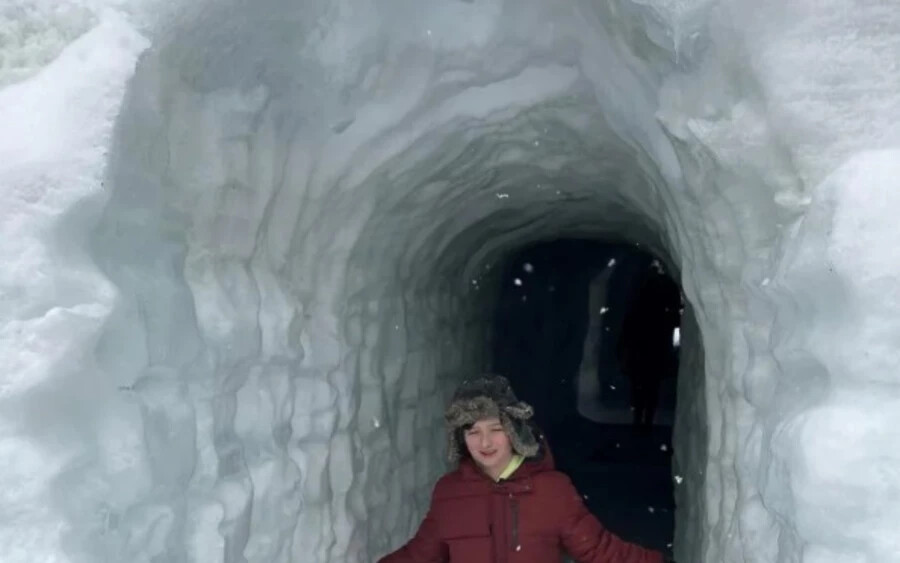 A labirintus két méter magas falai közötti séta mellett a látogatókat egy tátrai tanösvény, egy jégszobrokkal ellátott iglu és az idei tél újdonsága, az úgynevezett „alvó lovagok barlangja” is várja.