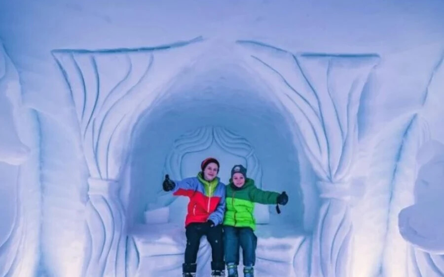 A labirintus két méter magas falai közötti séta mellett a látogatókat egy tátrai tanösvény, egy jégszobrokkal ellátott iglu és az idei tél újdonsága, az úgynevezett „alvó lovagok barlangja” is várja.