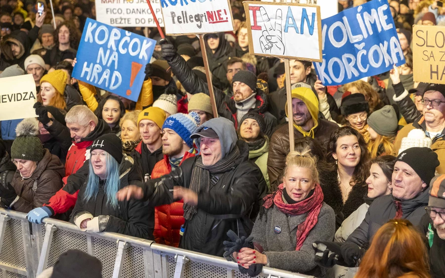 „Elég volt Ficóból!” – a kormány lépései ellen tüntetnek Pozsonyban