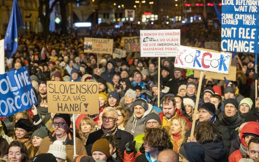 „Elég volt Ficóból!” – a kormány lépései ellen tüntetnek Pozsonyban