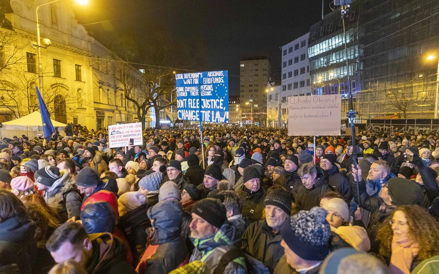 „Elég volt Ficóból!” – a kormány lépései ellen tüntetnek Pozsonyban