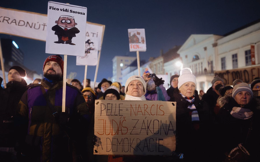 „Gyere ki, te csicska!” – skandálták a tüntetők Pellegrininek