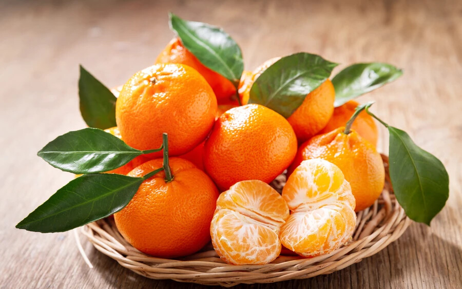 Izrael: A szezonjuk általában a tél második felében kezdődik. Ha ilyen mandarint hoz haza, valószínűleg csak enyhén édes lesz, és a gyümölcshús, bár mag nélküli, de meglehetősen száraz. A héja fényes, vékony és könnyen hámozható.