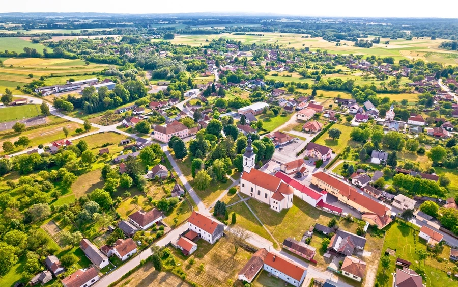 Ingatlant ilyen olcsó áron csak az vásárolhat, aki házastársával vagy élettársával költözne a településre, továbbá 45 év alattinak, büntetlen előéletűnek kell lennie. Plusz pont jár, ha gyermekük van, vagy olyan ágazatban dolgoznak, ahol munkaerőhiány van, például az egészségügyben.