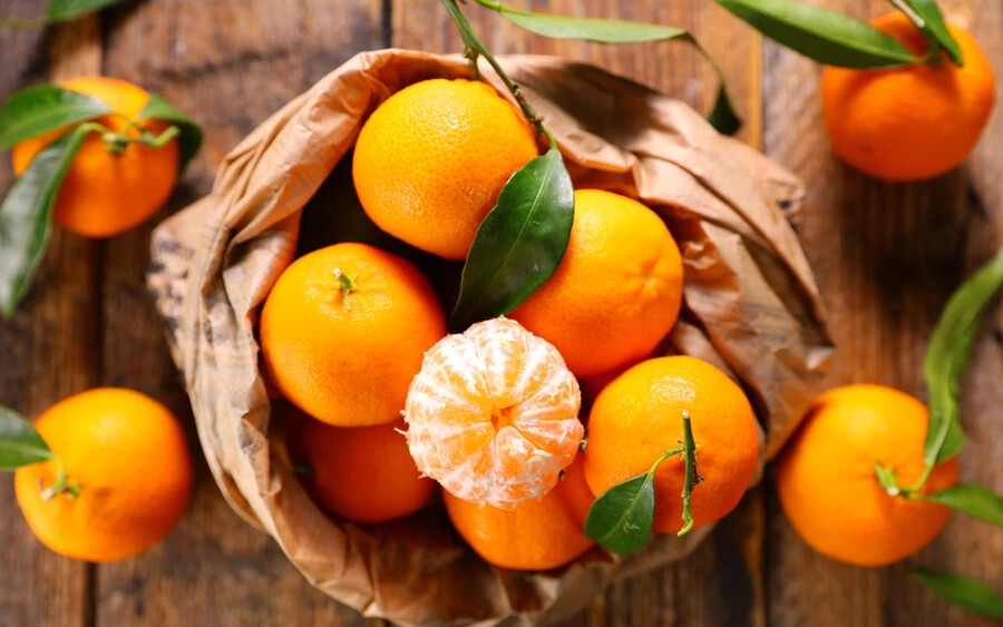 A török mandarinokat általában az alacsonyabb ár jellemzi. Mindez a savanyú íz miatt van, amely nem nagy keresletnek örvend, de alig tartalmaznak magokat. Ezeknek a mandarinoknak a héja általában sárga vagy világos narancssárga színű.