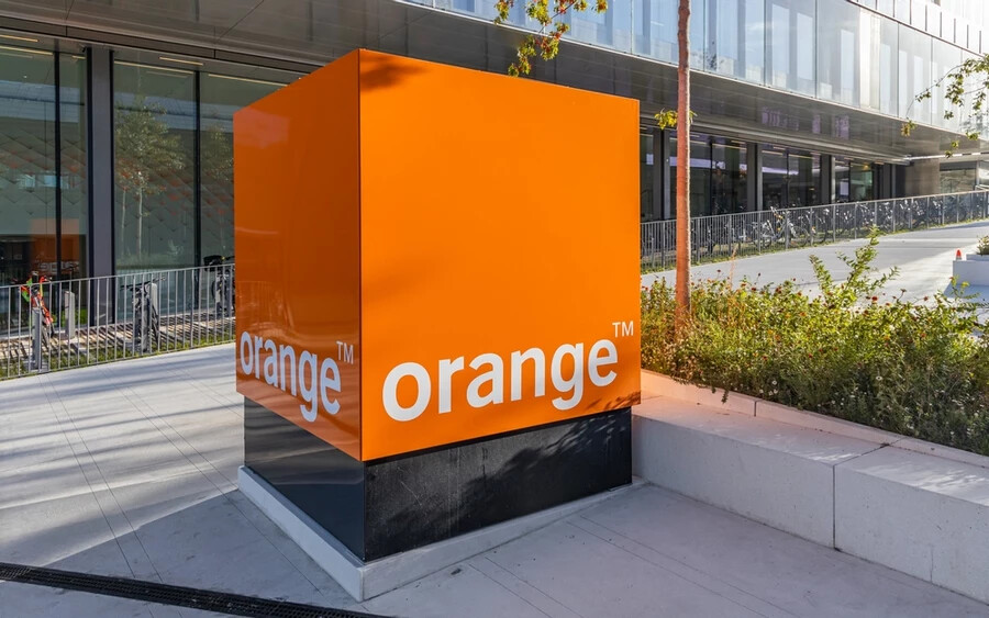 Az Orange szerint a kiesés után a mobiloknak automatikusan csatlakozniuk kell a hálózathoz, az esetleges problémákat a készülék ki- és bekapcsolásával háríthatja még el. Azonban, ha ez sem segít, forduljon az Orange ügyfélszolgálatához. 