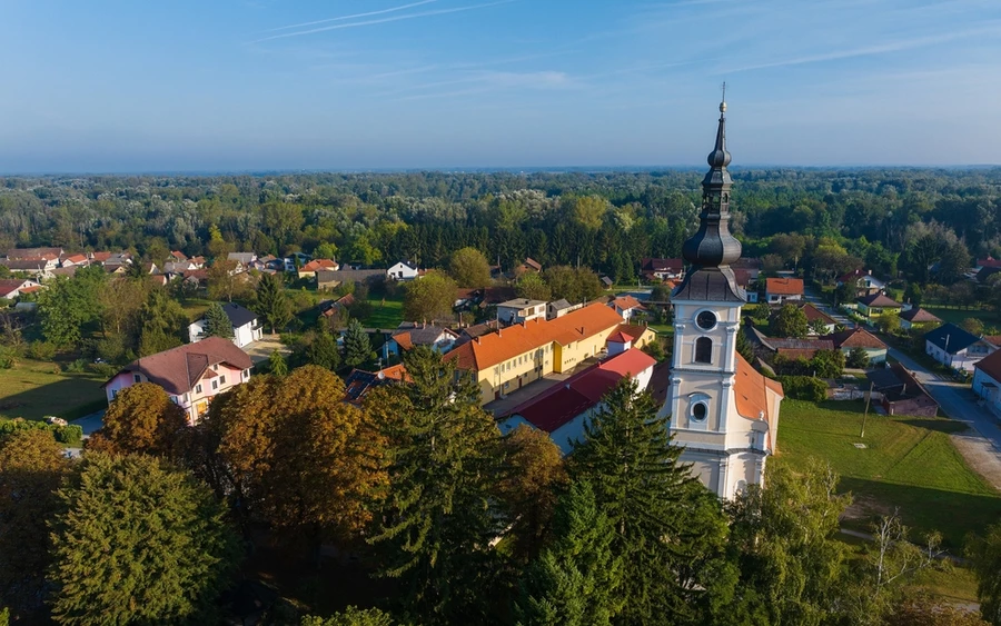 Ivan Sabolic polgármester már régóta tervezi a demográfiai élénkítést, elmondása szerint ennek az intézkedésnek köszönhetően már több fiatal család költözött Legrádra. Nemcsak a szomszédos országokból érkeztek, de egy család még a tengerpartról is. Az önkormányzat ezért az iskola korszerűsítésébe akar beruházni.