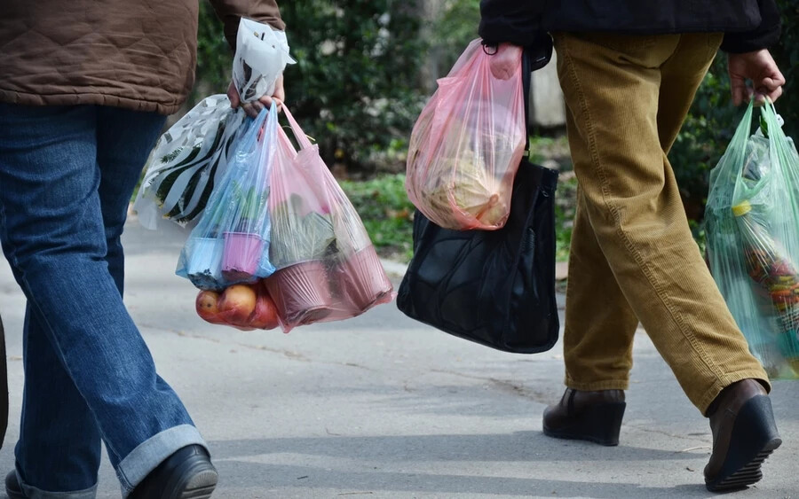 A minisztérium a zacskókat teljesen komposztálható zacskókkal helyettesítené. A kiskereskedők szerint csak a legnagyobb üzletláncainkban évente több mint félmilliárd ilyen zacskó megy veszendőbe. A láncok azt javasolják, hogy ezek a csomagolóeszközök ne legyenek többé ingyenesek, mivel környezetbarát alternatíváik sokszorosan drágábbak.