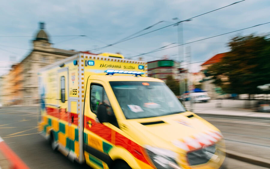 A baleset Prága Holešovice kerületében történt egy gyalogátkelőn. A Blesk portál szerint a baleset valószínűleg akkor következett be, mikor egy sofőr megállt az átkelő előtt, hogy átengedje a babakocsival közlekedő nőt, az álló autóba azonban beleszaladt egy kocsi, ami ütközést okozott.