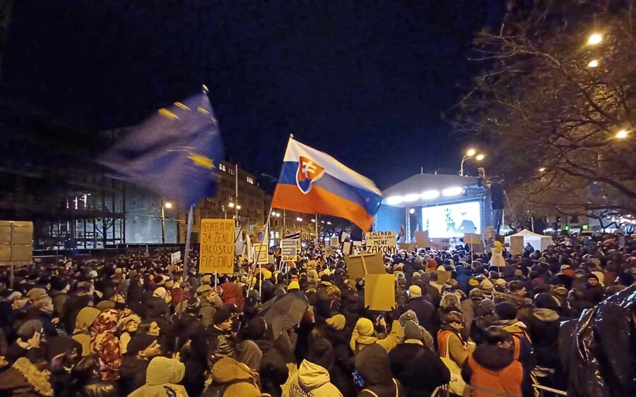Ismét több ezren tüntetnek Szlovákia-szerte
