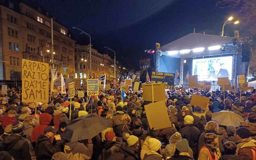 Ismét több ezren tüntetnek Szlovákia-szerte