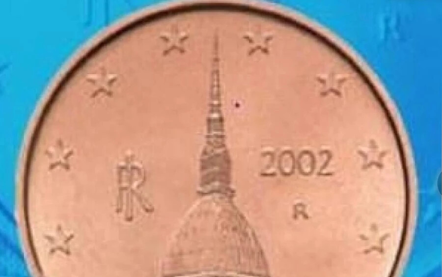 2002-ben 7000 egycentes érme került forgalomba, amelyeket „véletlenül” kétcentes formátumban nyomtattak. Az érme a torinói Mole Antonelliana zsinagógát ábrázolja, míg a pugliai Castel del Monte olasz kastélyt általában az egycenteseken találjuk. Egy ilyen érme 2013-ban 6600 euróért kelt el egy árverésen.