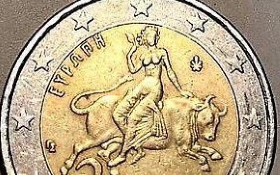 A finnek 2002-ben 75 millió, a görög mitológiát ábrázoló kéteurós érmét nyomtattak. Az érme az istenek uralkodóját, Zeuszt ábrázolja bika alakjában, amint elrabolja a spártai Europa hercegnőt. Ezek az érmék önmagukban nem számítanak ritkaságnak – kivéve azokat a változatokat, amelyek szélén az egyik csillagban „S” betű szerepel.