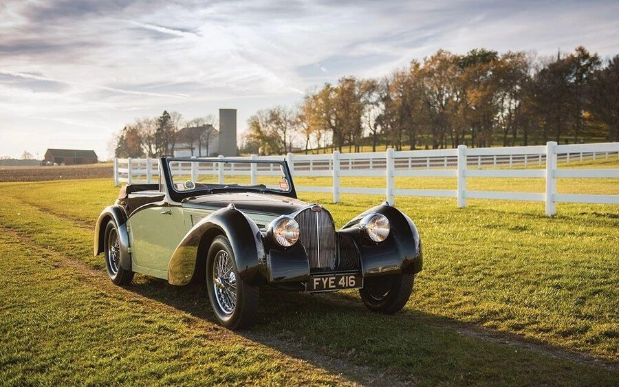 A lista élén a Bugatti Type 57 S/SC Atlantic Coupé áll, amely az elegancia és a leleményesség ötvözésével készült remekmű.