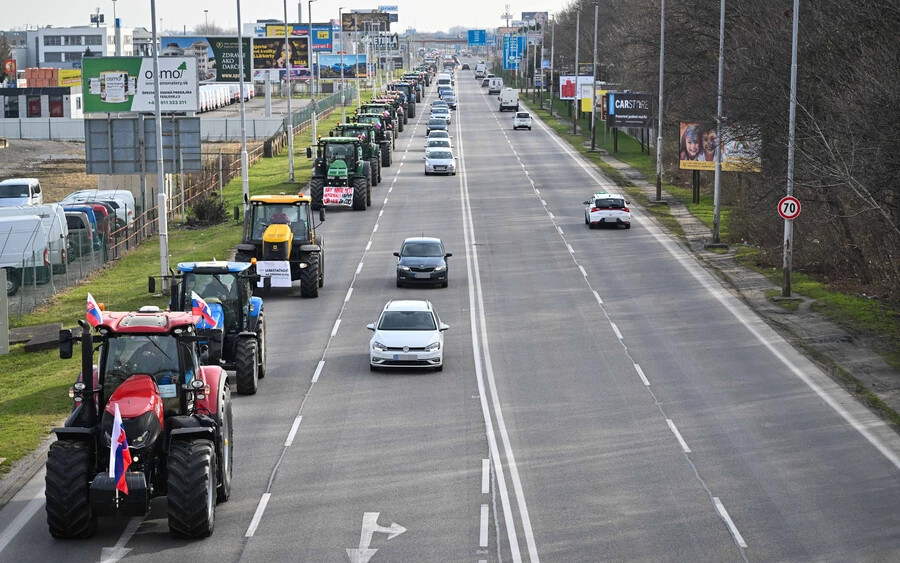 Így kígyóztak a traktorok Pozsonyban, a földművelési miniszter is felvonult (FOTÓK)