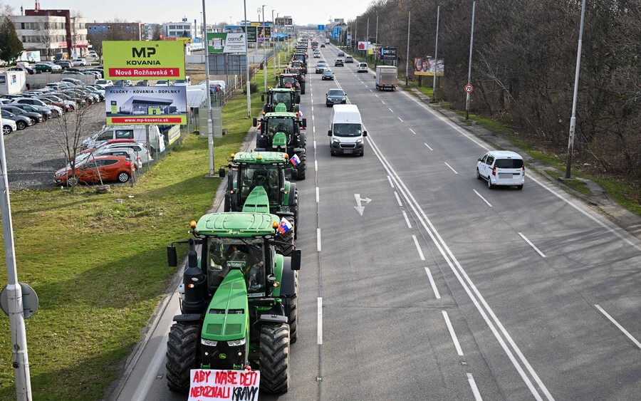 Így kígyóztak a traktorok Pozsonyban, a földművelési miniszter is felvonult (FOTÓK)