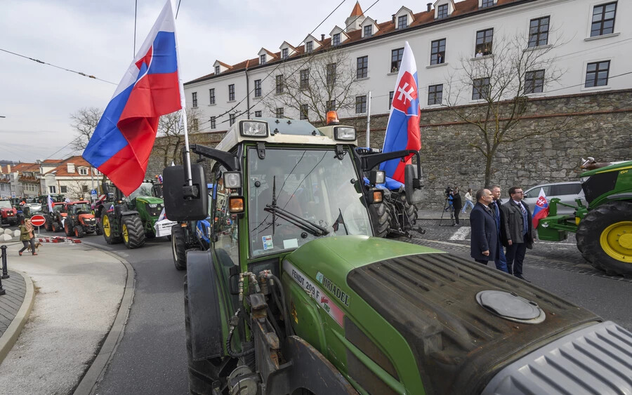 A parlamenthez vonultak a gazdák, mielőtt véget ért volna a tüntetés Pozsonyban (FOTÓK)