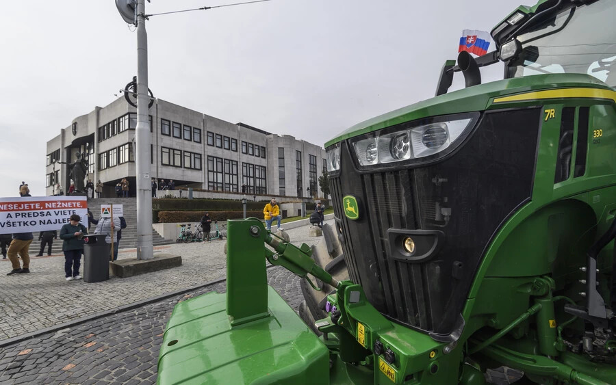 A parlamenthez vonultak a gazdák, mielőtt véget ért volna a tüntetés Pozsonyban (FOTÓK)