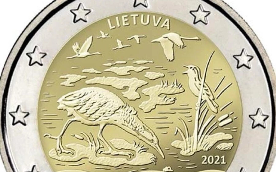 Ez a 2021-es kéteurós érme, amelyet a litvániai Nemzeti Pénzverde gyártott, egy olyan hiba eredménye, amely az érme szélén látható. Ez az oka annak is, hogy a kéteurós érmék mindössze 10 százaléka, azaz 500 darab került forgalomba. Egy darabot kezdetben 9 euróért adtak el, mára az értéke 1 500 euróra emelkedett.