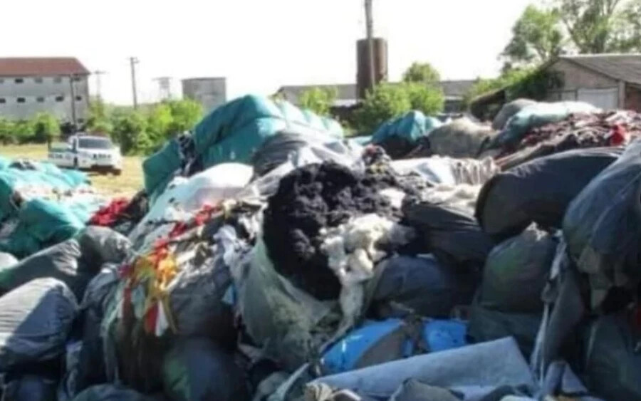18,6 tonna műanyagból és gumiból álló hulladék határon átnyúló szállítását szervezték meg Lengyelországból, és közel 23 tonna műanyagból és gumiból álló hulladék szállítását Olaszországból, valamint több mint 47 tonna textilhulladék szállítását az előbbi országból. Mindezt a Lévai járásban lévő Peszektergenye (Sikenica) községben rakták le egy mezőgazdasági szövetkezet telephelyére – írja a rendőrség.