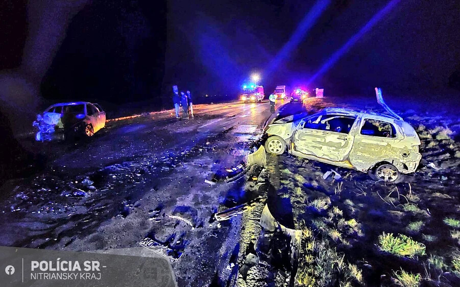 Tragikus baleset az érsekújvári járásbeli Szemerénél, két ember bennégett a kocsiban