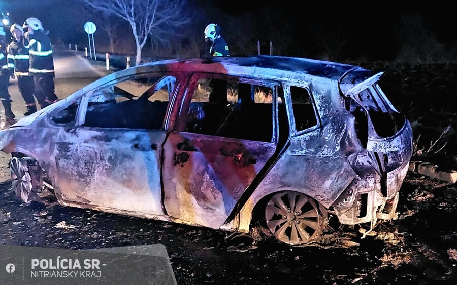 Tragikus baleset az érsekújvári járásbeli Szemerénél, két ember bennégett a kocsiban